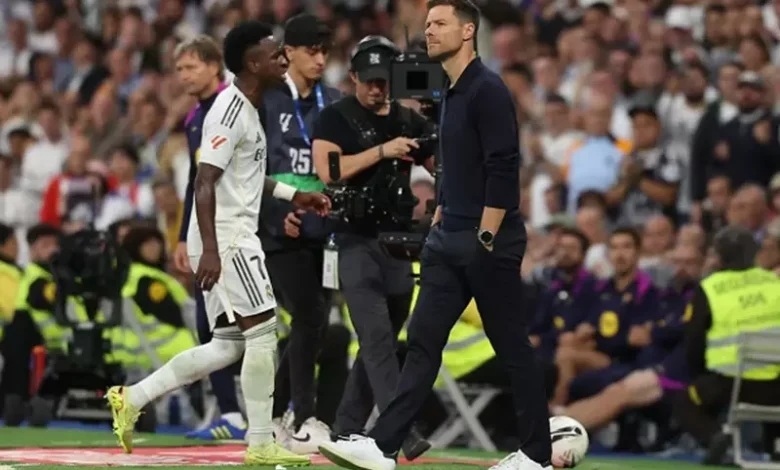 أثلتيك: فينيسيوس يرفض تمديد عقده لتوتر علاقته مع ألونسو