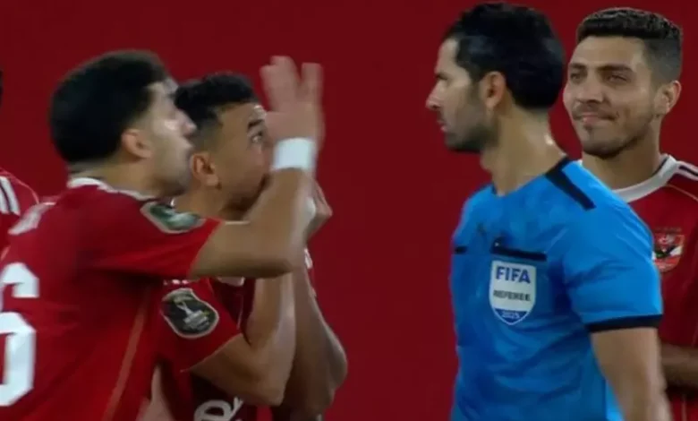 حالة تحكيمية تثير الجدل في مباراة الجيش الملكي والأهلي