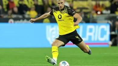 مانشستر يونايتد يفتح باب التفاوض مع مدافع دورتموند