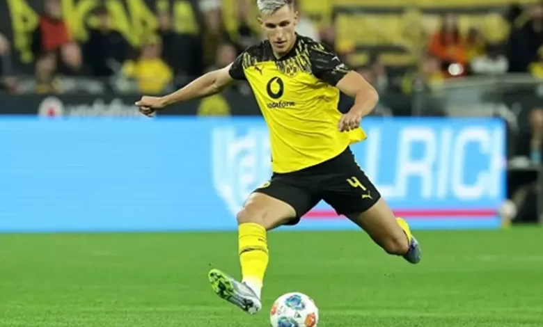 مانشستر يونايتد يفتح باب التفاوض مع مدافع دورتموند