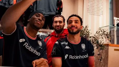 مستغلًا فترة تعافيه.. عبد المنعم يلتقي جماهير نيس